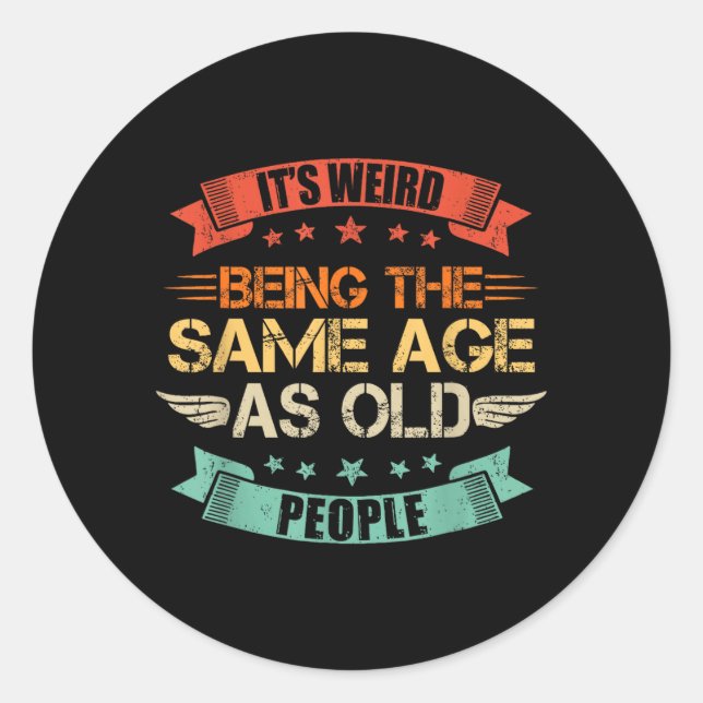 Sticker Rond Étrange d'avoir le même âge que les personnes âgée (Devant)