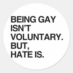 STICKER ROND ÊTRE GAY N'EST PAS VOLONTAIRE MAIS LA HAINE L'EST