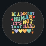 Sticker Rond Être Un Homme Décent Ce N'Est Pas Si Dur Coeur<br><div class="desc">Être Un Homme Décent Ce N'Est Pas Si Dur Coeur</div>