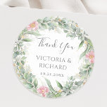 Sticker Rond Eucalyptus Verdure Or Feuilles mariage élégant<br><div class="desc">Beaux autocollants de Merci mariage avec des eucalyptus couleur rose vif et des feuilles d'or.</div>