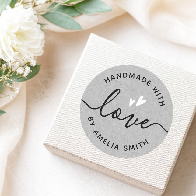 Sticker Rond Fabriqué à la main avec amour coeur blanc nom papi (Handmade with love white hearts name gray paper classic round sticker)
