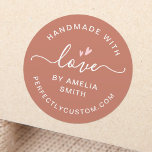 Sticker Rond Fabriqué à la main avec amour nom de coeur URL ter<br><div class="desc">Des autocollants ronds aux coeurs roses clairs, le texte "fait main avec amour" et votre nom personnalisé et l'URL du site ou tout autre texte personnalisé sur un arrière - plan marron en terre cuite. Le mot "amour" est écrit dans une police élégante de script de calligraphie. Utiliser comme scellés...</div>