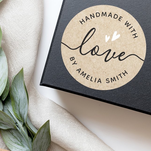 Sticker Rond Fabriqué à la main avec le coeur d'amour nom papie (Handmade with love hearts name Kraft paper look Classic Round Sticker)