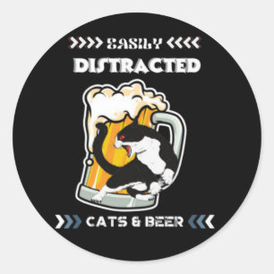 Sticker Rond Facilement Distrait Par Les Chats Et La Bière