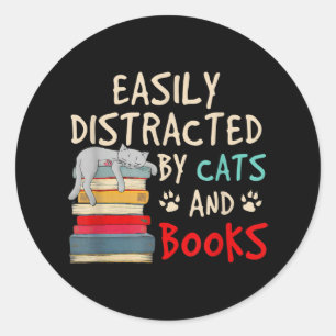 Sticker Rond Facilement distrait par les chats et les livres   