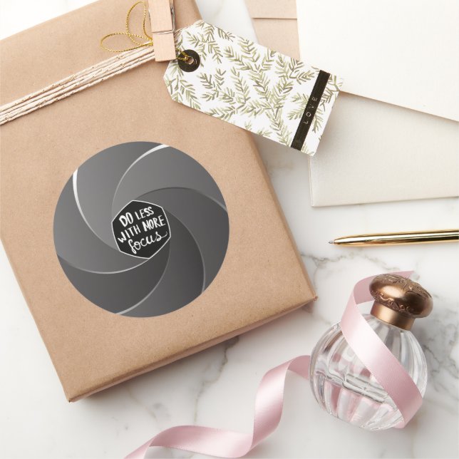 Sticker Rond Faire moins avec plus de concentration (Cadeaux)