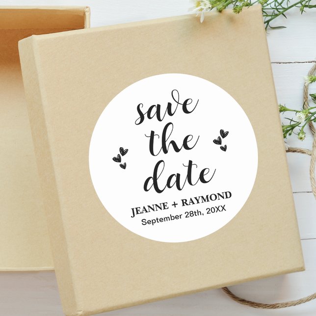 Sticker Rond Faire-Part de Mariage Moderne d'Annonce de Date de (Modern save the date round sticker adds clean elegant style to wedding announcements.)