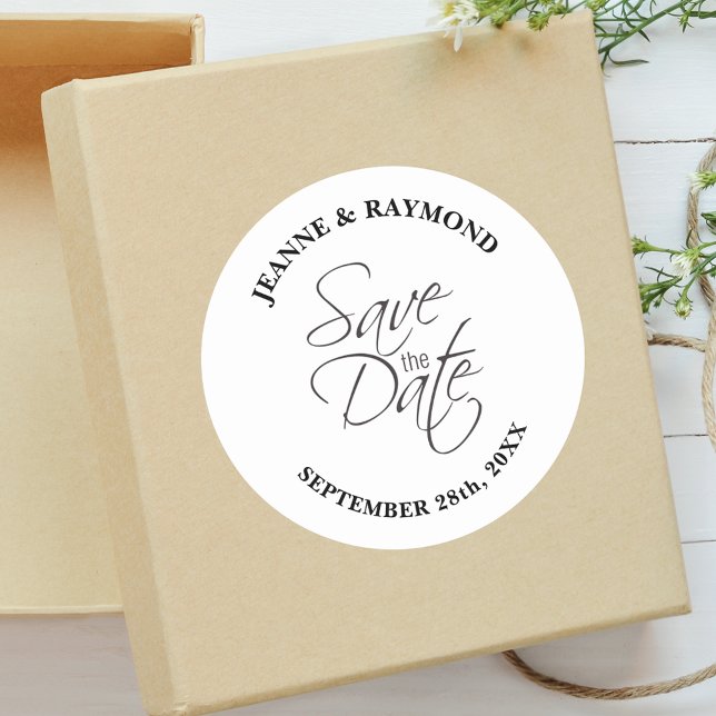 Sticker Rond Faire-Part de Mariage Moderne "Save The Date" Pers (Wedding announcement sticker brings stylish modern beauty to save the date cards.)