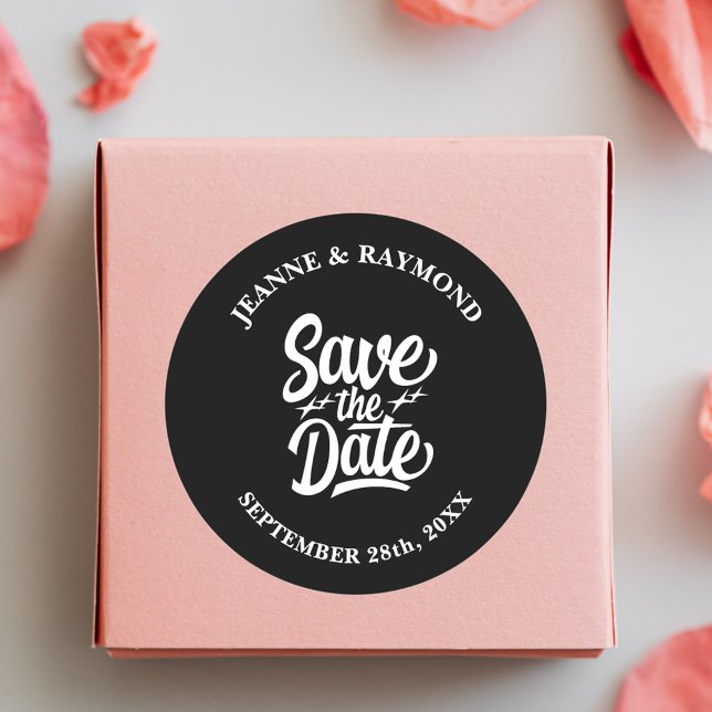 Sticker Rond Faire-Part Moderne de Mariage Noir Annonce de Mari (Modern black save the date sticker adds timeless elegance to wedding announcement mailings.)