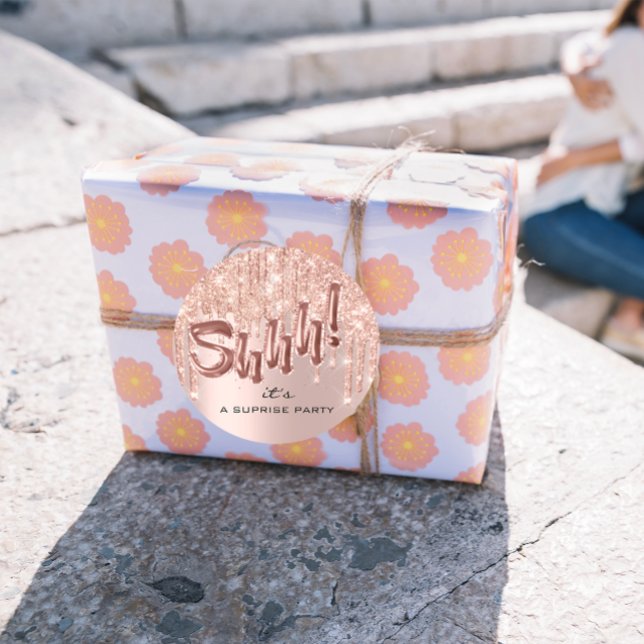 Sticker Rond Faites chaque instant avec "Shhh... C’est une surp (Shhh! It's Surprise Birthday Party Balloons Drips Classic Round Sticker)