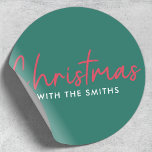 Sticker Rond Famille Christmas | Stylish Trendy<br><div class="desc">Simple et élégant "Noël avec le ()", citez des autocollants dans la typographie moderne minimaliste en rouge et blanc festif sur un arrière - plan vert. Le design peut être facilement personnalisable avec votre(s) nom(s) de famille, année ou votre propre salutation spéciale pour des vibes de vacances super mignonnes sur...</div>