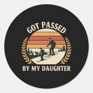 Sticker Rond Famille de ski vintage piégée par ma fille rétro