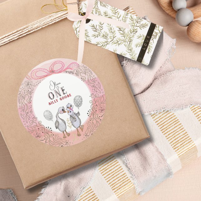 Sticker Rond Famille d'oies soyeux rose & bow 1er anniversaire (Silly Goose Family Pink & Bow 1st Birthday Classic Round Sticker)