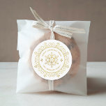 Sticker Rond Faux Foil Frame Personnalisé Christmas Cadeaux Tag<br><div class="desc">Autocollants personnalisés imprimés sur étiquette-cadeau de vacances personnalisés avec votre message Joyeux Noël et nom ou autre texte personnalisé. Ce design chic présente un cadre de flocon de neige géométrique orné avec un faux look de feuille d'or. Utilisez les outils de conception pour choisir n'importe quelle couleur arrière - plan,...</div>
