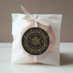 Sticker Rond Faux Foil Frame Personnalisé Christmas Cadeaux Tag<br><div class="desc">Autocollants personnalisés imprimés sur étiquette-cadeau de vacances personnalisés avec votre message Joyeux Noël et nom ou autre texte personnalisé. Ce design chic présente un cadre de flocon de neige géométrique orné avec un faux look de feuille d'or. Utilisez les outils de conception pour choisir n'importe quelle couleur arrière - plan,...</div>