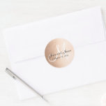 Sticker Rond Faux Rose Gold Foil Black Wedding Favoriser Initia<br><div class="desc">Sticker Faux Rose Gold Foil Black Wedding Favor Sticker Initial Bride Groom Favor Sticker ou pour les Seals Faire-part de mariage Envelope. Entièrement personnalisable. Elke Clarke© pour MonogramGallery à Zazzle. Autres couleurs disponibles dans notre boutique. Effet photo imprimé de feuille d'or rose dans l'arrière - plan avec monogramme blanc et...</div>