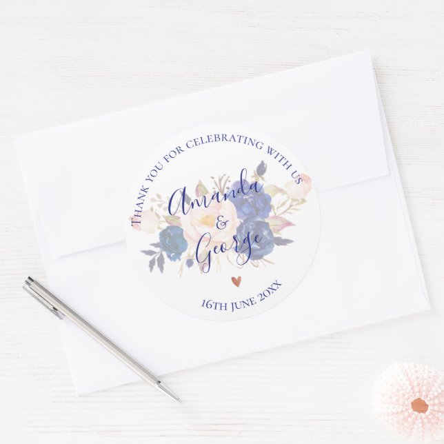Sticker Rond Faux Vellum Blue Floral Élégant Mariage Script (Enveloppe)