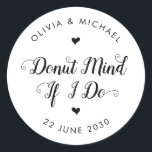 Sticker Rond Faveur de mariage de texte Rustique Donut Mind If<br><div class="desc">Un autocollant de remerciement de mariage noir classique avec "Donut Mind If I Do" dans une calligraphie de police élégante moderne rustique. 
Vous pouvez facilement le personnaliser avec vos noms et date de mariage.</div>