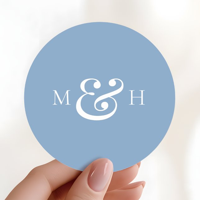 Sticker Rond Faveur de mariage moderne monogramme bleu poussiér (Créateur téléchargé)