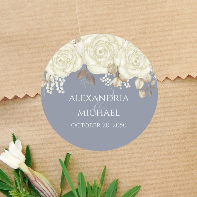 Sticker Rond Faveur de mariage personnalisée florale bleue (Dusty blue wedding favor sticker with white roses. )
