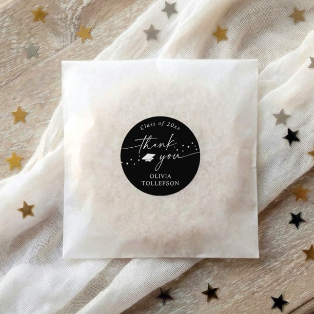 Sticker Rond Faveur de remerciement de remise de diplômes moder (Black and white graduation thank you stickers with modern script and minimalist design)
