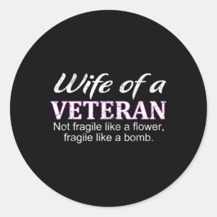 Sticker Rond Femme D'Un Vétérinaire Pas Fragile Comme Une Fleur