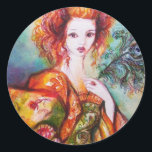STICKER ROND FEMME ROMANTIQUE AVEC PÂTE DE PEACOCK ÉCLANTE<br><div class="desc">Peinture contemporaine originale aquarelle avec feuille d'or et couleurs irisées en vert clair, orange jaune, turquoise, turquase, blanc.Elégante, belle femme brune sophistiquée, rouge, vert brillant d'or tissus d'un costume baroque avec plumes paon.Peinture de Bulgan Lumini (c).Cette carte cool et artistique est parfaite pour les mariages, douches nuptiales, 16, fêtes d'anniversaire...</div>