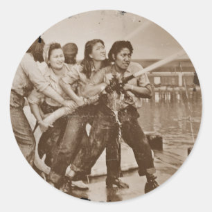 Sticker Rond Femmes Pompiers Pearl Harbor 7 décembre