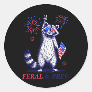 Sticker Rond Feral &amp ; Free Funky Patriotic Racoon Feral Et