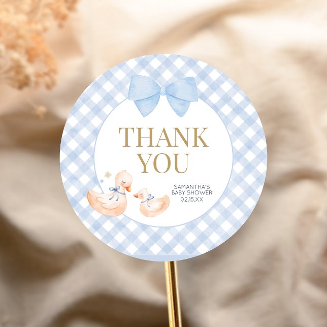 Sticker Rond Fête bébé Silly Goose à carreaux bleus (Little Silly Goose Baby Shower Sticker)