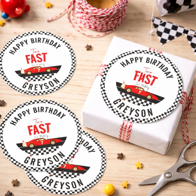 Sticker Rond Fête d'anniversaire de 2 ans pour un garçon avec d (Two Fast Race Car Boy 2nd Birthday Party Classic Round Sticker
)