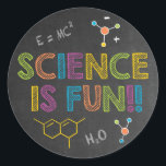 Sticker Rond Fête d'anniversaire de la science | La science est<br><div class="desc">Fête d'anniversaire de la science | Science is Fun Sticker - Ce sticker fait partie de notre fantastique collection de fête d'anniversaire scientifique. Un autocollant de soirée scientifique extraordinaire à décorer pour votre fête scientifique. Prenez votre manteau de laboratoire et rejoignez-nous pour un plaisir explosif! !</div>