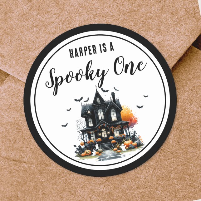Sticker Rond Fête d'anniversaire des 1 an de Spooky One Hallowe (Spooky One Halloween 1st Birthday Party Classic Round Sticker)