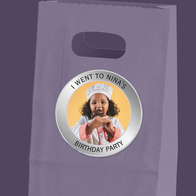 Sticker Rond Fête d'anniversaire enfant Invité Argent  (Birthday Party Guest Silver)