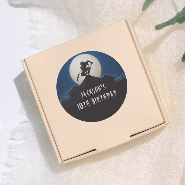Sticker Rond Fête d'anniversaire silhouette de ninja moderne (Créateur téléchargé)