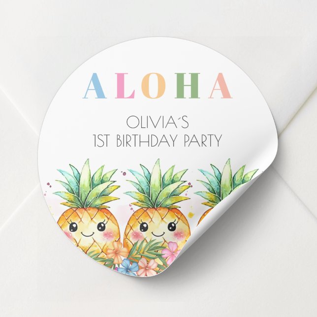 Sticker Rond Fête d'anniversaire tropicale Aloha été à l'ananas (Tropical Pineapple Summer Aloha 1st Birthday Party Classic Round Sticker)