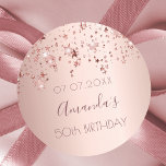 Sticker Rond Fête de 50e anniversaire rose or brillant étoiles<br><div class="desc">Un autocollant, une étiquette de faveur pour une fête de 50e anniversaire de fille. Un arrière - plan métallique à l'apparence rose, à l'or rose, aux étoiles brillantes, de couleur cuivre. Modèle pour le nom, âge de la date 50. Le nom est écrit en or rose foncé avec un grand...</div>