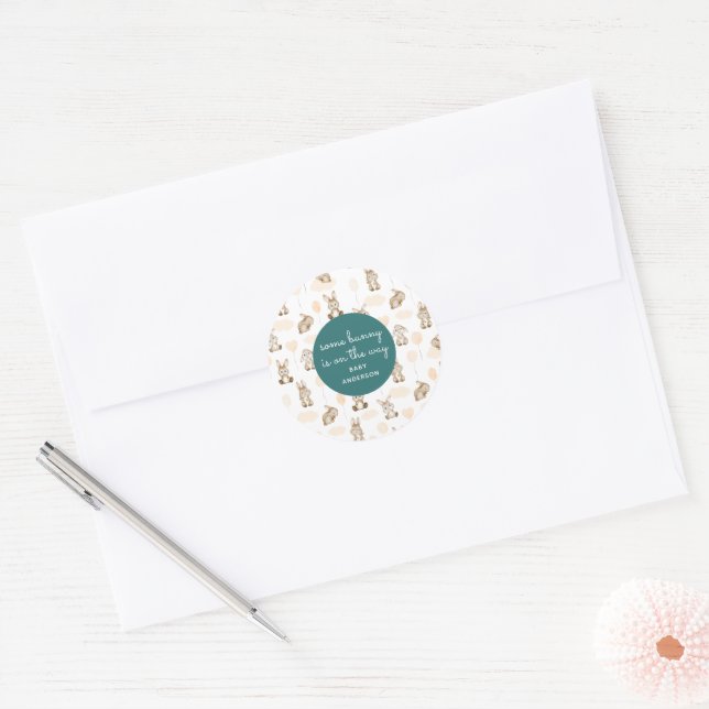 Sticker Rond Fête de Bébé : Quelque Lapin Arrive (Enveloppe)