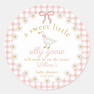 Sticker Rond Fête de bébé Silly Goose Rose Gingham Cottagecore 