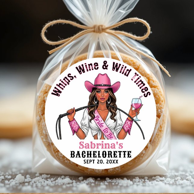 Sticker Rond Fête de Fiançailles de Cowgirl Fouette Vin & Momen (Cowgirl Bachelorette Party Whips Wine & Wild Times Classic Round Sticker
)