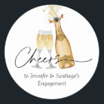 Sticker Rond Fête de l'engagement des couples<br><div class="desc">L'autocollant "Cheers to Engagement Party Round" est parfait pour sceller les enveloppes ou pour l'emballage de faveur de la partie. Conçu avec une belle aquarelle Bouteille de Champagne Or. Objets correspondants dans notre magasin Cava Party Design.</div>