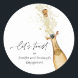 Sticker Rond Fête de l'engagement Toast Couples<br><div class="desc">L'autocollant Tour de l'Engagement de Toast est parfait pour sceller les enveloppes ou pour votre emballage de faveur. Conçu avec une belle aquarelle Bouteille de Champagne Or. Objets correspondants dans notre magasin Cava Party Design.</div>