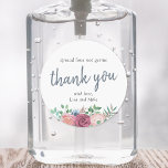 Sticker Rond Fête de mariage floral rustique Favoriser Sanitize<br><div class="desc">Douche nuptiale sur mesure / nettoyage de la main de la fête de mariage privilégient les étiquettes / autocollants avec "l'amour répandu pas les germes" avec design rose et bordeaux rose bouquet.</div>