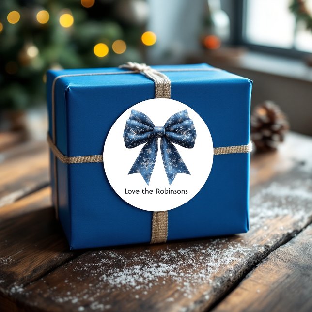 Sticker Rond Fête de Noël Blue Snowflake Bow (Blue Snowflake Bow Christmas Holiday Classic Round Sticker)
