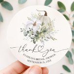 Sticker Rond Fête des mariées automne Citrouille de verdure Fav<br><div class="desc">Délicate aquarelle verdure automne nuptiale de la douche des étiquettes de faveur. Facile à personnaliser avec vos détails. Contactez-moi par conversation si vous avez des questions sur l'oeuvre ou avez besoin d'une personnalisation. VEUILLEZ NOTER : Pour obtenir de l'aide sur les commandes, l'expédition, l'information sur les produits, etc., contactez le...</div>