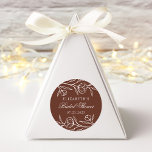 Sticker Rond Fête des mariées Brown florale esquissée<br><div class="desc">Élégant stickers de douche à nuptiale fleurie avec des fleurs blanches esquissées et des feuilles avec un arrière - plan marron. Personnalisez les autocollants de douche à nuptiale florale avec votre nom et la date. Les autocollants à fleurs sont parfaits pour sceller les sacs de douche nuptiale, les invitations et...</div>