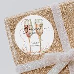 Sticker Rond Fête des mariées Champagne<br><div class="desc">Cet autocollant de douche nuptiale "Brunch and Bubbly" est parfait pour toute personne tenant une douche nuptiale célébrant le prochain mariage. Le design comprend une paire de belles verres remplis de champagne d'aquarelle dans un ton bleu féminin et une élégante typographie manuscrite. Mettez facilement à jour tous les détails en...</div>