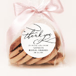 Sticker Rond Fête des mariées de calligraphie romantique Merci<br><div class="desc">Ces calligraphie romantique douche nuptiale merci les autocollants de faveur sont parfaits pour une simple réception de mariage. Le design classique moderne comprend des tourbillons fantaisistes et des fleurs fantaisistes avec une magnifique typographie élégante et lettrée à la main. Personnalisez les étiquettes autocollants avec le nom de l'invité d'honneur, l'événement...</div>