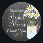Sticker Rond Fête des mariées Mason Jar Flower Chalkboard<br><div class="desc">Populaire chic, vintage tableau noir look-Douche nuptiale invités faveur, merci sticker en blanc classique. Un pot rustique en maçon de campagne rempli de jolies fleurs marguerites blanches et jaunes avec un damier look arrière - plan. Personnalisé avec le nom de la future mariée, douche nuptiale et "merci" en texte blanc....</div>