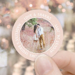 Sticker Rond Fête des mariées photo rose vif Amour & Merci<br><div class="desc">Ajoutez une touche personnalisée élégante à la douche nuptiale, des notes de remerciement, des faveurs de fête, et des décorations avec ces stickers photo personnalisés chic ronde / enveloppes scellés. (CONSEIL EN MATIÈRE DE PLACEMENT D'IMAGE : Une façon simple de centrer une photo exactement comment vous voulez est de la...</div>